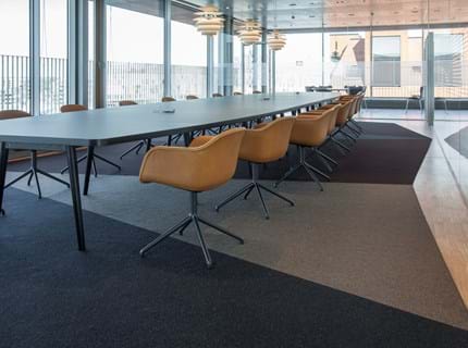 løst tæppe i filt på kontor